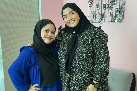 Bagi jenama Se7en Flowers, mereka memastikan fabrik digunakan selesa, mempunyai lengan yang boleh ditarik untuk mengambil air wuduk dan juga ada zip di depan, sesuai bagi ibu yang menyusu. Dalam gambar, ‘Smock Skirt Set’ (antara $40 dengan $45). 