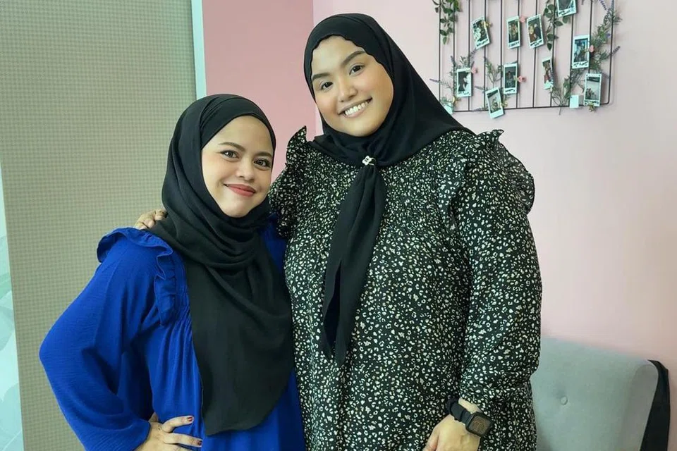 Bagi jenama Se7en Flowers, mereka memastikan fabrik digunakan selesa, mempunyai lengan yang boleh ditarik untuk mengambil air wuduk dan juga ada zip di depan, sesuai bagi ibu yang menyusu. Dalam gambar, ‘Smock Skirt Set’ (antara $40 dengan $45). 