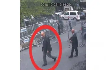 MASUK TETAPI TAK KELUAR: Rakaman dari CCTV yang diperolehi oleh TRT World menunjukkan Encik Jamal Khashoggi (dalam bulatan merah) berjalan masuk ke konsulat Saudi yang terletak di Istanbul. - Foto REUTERS