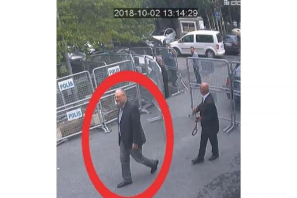 MASUK TETAPI TAK KELUAR: Rakaman dari CCTV yang diperolehi oleh TRT World menunjukkan Encik Jamal Khashoggi (dalam bulatan merah) berjalan masuk ke konsulat Saudi yang terletak di Istanbul. - Foto REUTERS