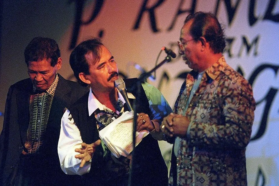 SINGKAP MASA LALU: Allahyarham (tengah) bersama dua bintang veteran S. Samsuddin (kiri) dan Aziz Sattar yang mengimbau sewaktu bekerja dengan P. Ramlee. Gambar dirakam pada 2005. - Foto fail 