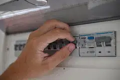 DEMI KESELAMATAN: Alat pemutus litar arus sisa (RCCB) ini berfungsi untuk memutuskan bekalan elektrik jika terdapat masalah bagi melindungi isi rumah. - Foto ST