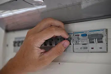 DEMI KESELAMATAN: Alat pemutus litar arus sisa (RCCB) ini berfungsi untuk memutuskan bekalan elektrik jika terdapat masalah bagi melindungi isi rumah. - Foto ST