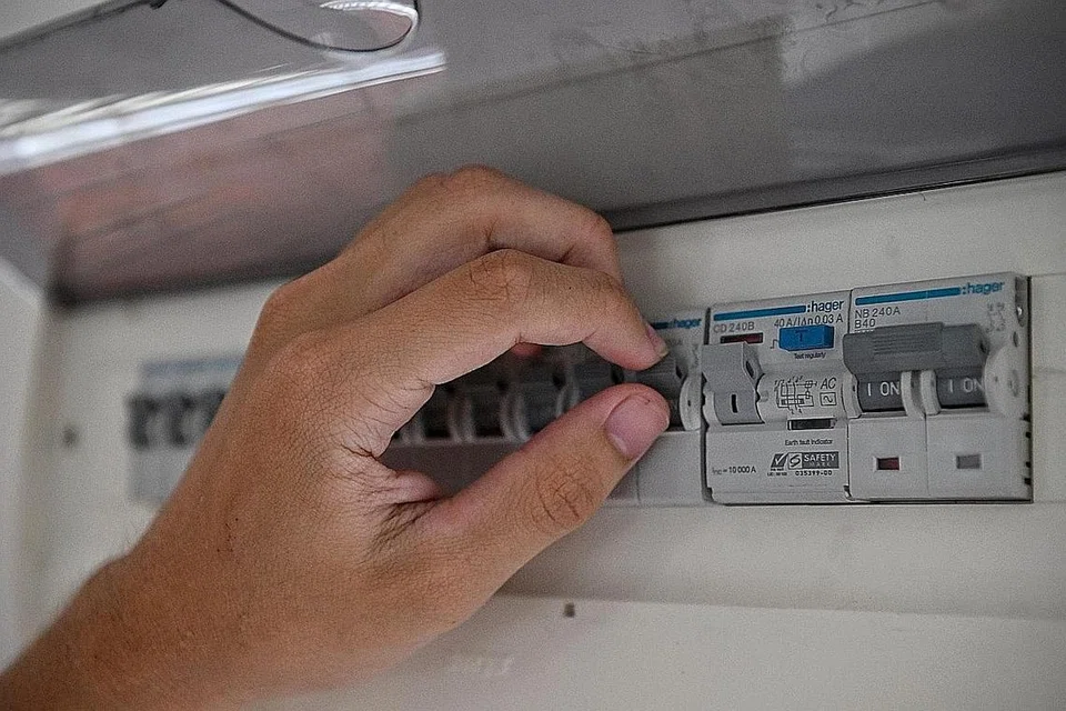 DEMI KESELAMATAN: Alat pemutus litar arus sisa (RCCB) ini berfungsi untuk memutuskan bekalan elektrik jika terdapat masalah bagi melindungi isi rumah. - Foto ST