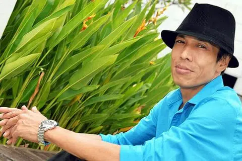 PILIHAN LAGU: Penyanyi terkenal daripada kumpulan Teacher's Pet, Maman, masih menggemari muzik rok namun akur beliau lebih prihatin tentang kesesuaian lagu dengan usianya yang kini menjangkau 45 tahun. - Foto KHALID BABA