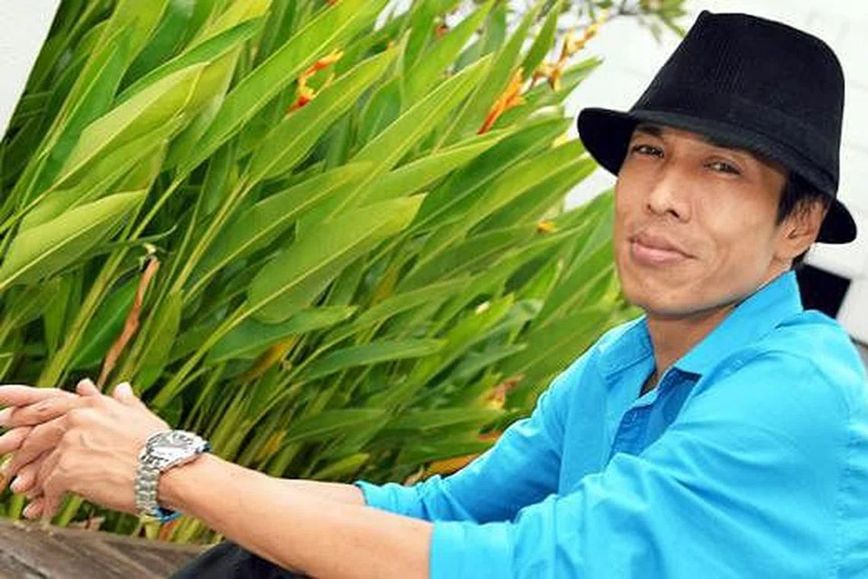 PILIHAN LAGU: Penyanyi terkenal daripada kumpulan Teacher's Pet, Maman, masih menggemari muzik rok namun akur beliau lebih prihatin tentang kesesuaian lagu dengan usianya yang kini menjangkau 45 tahun. - Foto KHALID BABA