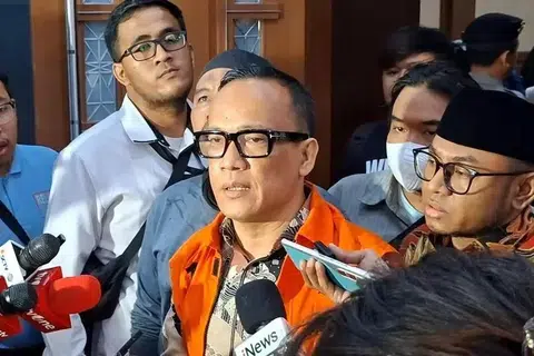 Bekas Timbalan Menteri Tenaga Kerja Indonesia, Immanuel Ebenezer Gerungan bercakap kepada wartawan selepas prosiding tuntutan hukuman dalam perbicaraan kes rasuahnya di Mahkamah Daerah Jakarta Pusat pada Isnin, 18 Mei 2026.