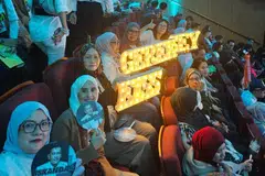 Peminat Iskandar Ismail, yang digelar ‘Eissentials’, mengakui aura tenang dan berwibawa beliau menjadi daya tarikan utama. Salah seorang peminat Iskandar, Cik Zahariah Alang Mohamed (lima dari kiri), sanggup berulang alik dari Singapura ke Kuala Lumpur demi memberi sokongan kepada idolanya.