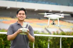 Encik Danish Isfahan Kamis, seorang juruterbang dron sepenuh masa di Quantified Energy Labs atau QE LABS, memilih bidang ini kerana suka bertugas di lokasi luar pejabat yang mencabar tetapi menyeronokkan.