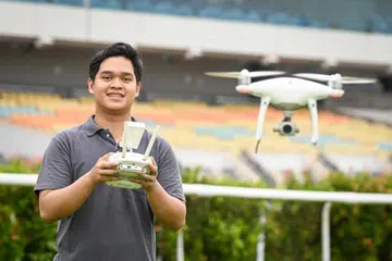 Encik Danish Isfahan Kamis, seorang juruterbang dron sepenuh masa di Quantified Energy Labs atau QE LABS, memilih bidang ini kerana suka bertugas di lokasi luar pejabat yang mencabar tetapi menyeronokkan.