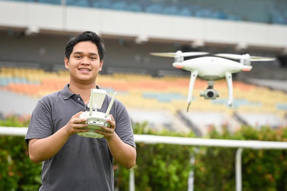 Encik Danish Isfahan Kamis, seorang juruterbang dron sepenuh masa di Quantified Energy Labs atau QE LABS, memilih bidang ini kerana suka bertugas di lokasi luar pejabat yang mencabar tetapi menyeronokkan.