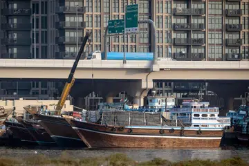 Kapal-kapal berlabuh di perairan Dubai, Amiriah Arab Bersatu (UAE), pada 31 Julai 2026. Aktiviti perdagangan UAE dengan Iran dijangka terjejas selepas Abu Dhabi mengumumkan penghentian semua urusan perdagangan dan kewangan dengan Teheran susulan ketegangan serantau yang semakin meningkat. UAE merupakan antara rakan dagang terpenting Iran, dengan nilai perdagangan dua hala mencecah kira-kira AS$28 bilion ($35.9 bilion) pada 2024, manakala Dubai sejak sekian lama menjadi hab utama bagi aliran barangan antara Iran dengan negara lain.