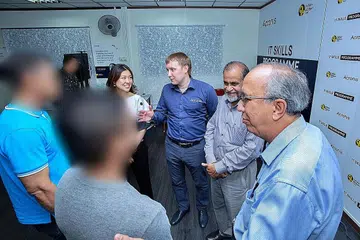 BANTU PENGHUNI: Selain memperkasa peserta dengan kemahiran IT, program YRF-Acronis melengkapkan peserta dengan kamahiran praktikal seharian. Bersembang bersama para peserta program itu ialah (dari kiri), Cik Natasha Liok, anggota YRF; Encik Zatsepin; Penolong Presiden Jamiyah, Dr H.M. Saleem dan Pengerusi Darul Islah, Dr Isa. - Foto BH oleh IQBAL FAIZAL
