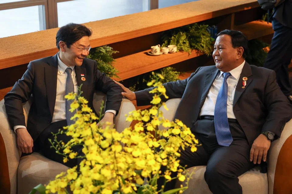 Perdana Menteri Encik Lawrence Wong (kiri) bersama Presiden Indonesia, Encik Prabowo Subianto, di Sidang Puncak Kumpulan 20 (G20) di Rio de Janeiro, Brazil.