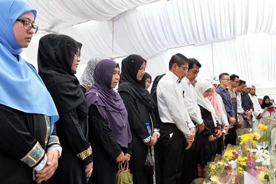 PENGHORMATAN TERAKHIR: Menteri Negara (Pembangunan Negara merangkap Pertahanan), Dr Mohd Maliki Osman (lima dari kiri), bersama kakitangan Persatuan Darul Arqam Singapura memberi penghormatan mereka kepada mendiang Encik Lee Kuan Yew. - Foto M.O. SALLEH