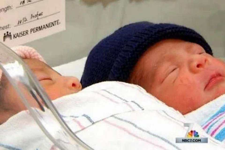 DILAHIRKAN TAHUN BERLAINAN: Jaelyn (kiri) dilahirkan pada 31 Disember 2015 manakala adiknya, Luis, dilahirkan pada 1 Januari 2016. - NBC7.COM