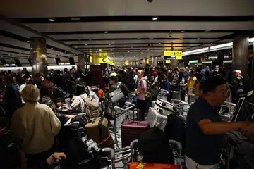Penumpang yang penerbangannya tertunda menunggu bersama bagasi di Terminal 3 Lapangan Terbang Heathrow, London, pada 8 September, susulan gangguan besar pada sistem kawalan trafik udara Britain. Sekitar 1,300 penerbangan dari dan ke Britain dibatalkan pada hari itu, dengan gangguan berterusan pada 9 September apabila lebih 150 penerbangan turut dibatalkan ketika operasi beransur pulih
