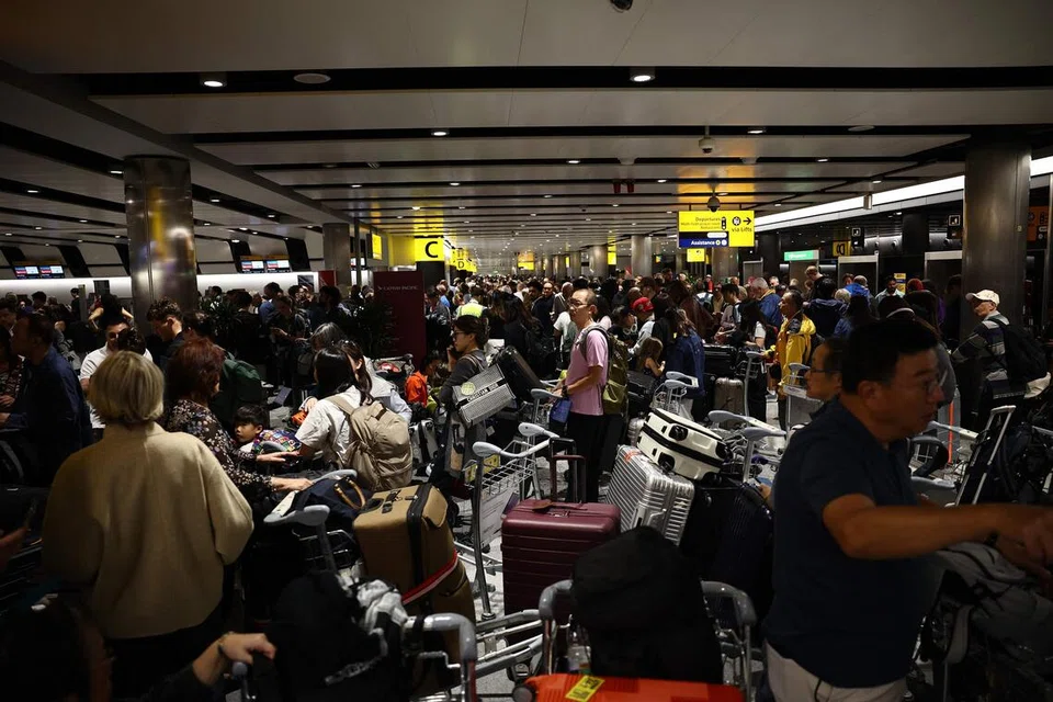 Penumpang yang penerbangannya tertunda menunggu bersama bagasi di Terminal 3 Lapangan Terbang Heathrow, London, pada 8 September, susulan gangguan besar pada sistem kawalan trafik udara Britain. Sekitar 1,300 penerbangan dari dan ke Britain dibatalkan pada hari itu, dengan gangguan berterusan pada 9 September apabila lebih 150 penerbangan turut dibatalkan ketika operasi beransur pulih