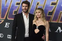 TETAP MENJADI IBU BAPA BERDEDIKASI: Walaupun pelakon Liam Hemsworth telah menuntut cerai untuk membubarkan perkahwinannya dengan Miley Cyrus, dalam satu kenyataan, mereka berkata akan tetap menjadi ibu bapa yang berdedikasi kepada semua haiwan yang mereka kongsi bersama. -Foto AP.