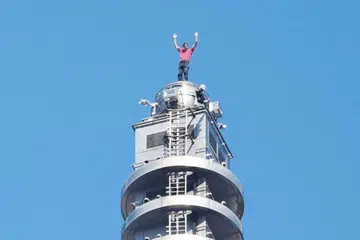 Encik Alex Honnold meraikan kejayaannya menjadi orang pertama yang memanjat Taipei 101 secara ‘free solo’.