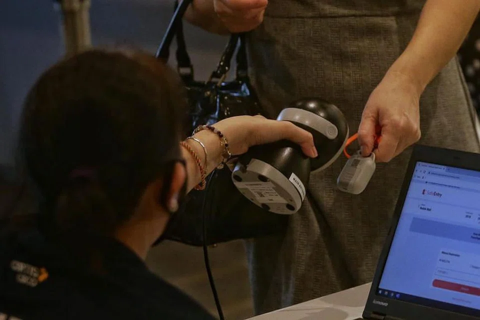 Anggota Dewan pada 4 Januari 2021 membincangkan tentang isu berkaitan TraceTogether, sehari selepas ia didedahkan di Parlimen bahawa polis diperkasa untuk mengakses maklumat tersebut dari TraceTogether di bawah Kod Prosedur Jenayah. -