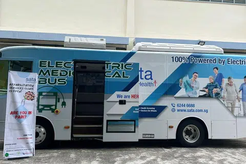 Bas kenderaan elektrik (EV), sebahagian daripada perkhidmatan fisioterapi hibrid untuk pekerja migran, bergerak antara pusat perubatan dari 1 petang hingga 8 malam. Ia memberikan akses mudah kepada rawatan tanpa mengganggu jadual kerja. Perkhidmatan tersebut menggabungkan penilaian secara bersemuka dengan susulan yang disokong oleh AI melalui platform EliteFit.