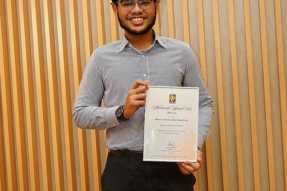 MINAT SAINS DAN MATEMATIK: Pelajar Ahmad An-Nafees Mohd Najib,17 tahun, bercita-cita untuk mengeluarkan kajian sains tersendiri pada hari kelak dan pada masa yang sama, berbakti semula kepada masyarakat. - Foto LBKM