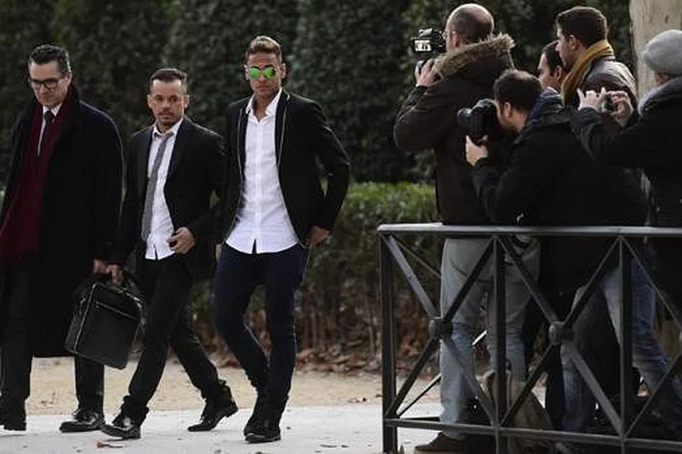 KEKAL TENANG: Neymar (tiga dari kiri) kelihatan tenang di luar Mahkamah Nasional di Madrid. - Foto AFP