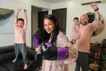 Petinju profesional Singapura, Efasha Kamarudin, ingin memberi harapan kepada petinju wanita di sini. Suaminya, Russell Neil Harrison,  dan dua anak mereka - Ace Eiman Harrison (kiri) dan Zahra Eve Harrison - menjadi antara sumber inspirasi Efasha.