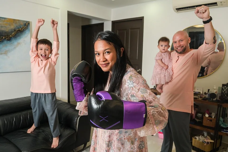 Petinju profesional Singapura, Efasha Kamarudin, ingin memberi harapan kepada petinju wanita di sini. Suaminya, Russell Neil Harrison,  dan dua anak mereka - Ace Eiman Harrison (kiri) dan Zahra Eve Harrison - menjadi antara sumber inspirasi Efasha.