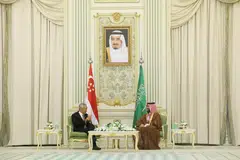 HUBUNGAN DUA HALA: Perdana Menteri, Encik Lee Hsien Loong (kiri), serta Putera Mahkota dan Perdana Menteri Arab Saudi, Putera Mahkota Mohammed Salman Al Saud, bincang usaha tingkat hubungan dua hala termasuk dalam bidang perdagangan dan pelaburan, tenaga hijau, ekonomi digital serta pembangunan sektor awam. Semasa pertemuan mereka di Istana Al Yamamah di Riyadh, Encik Lee turut dijamu makan tengah hari oleh Putera Mahkota Mohammed.