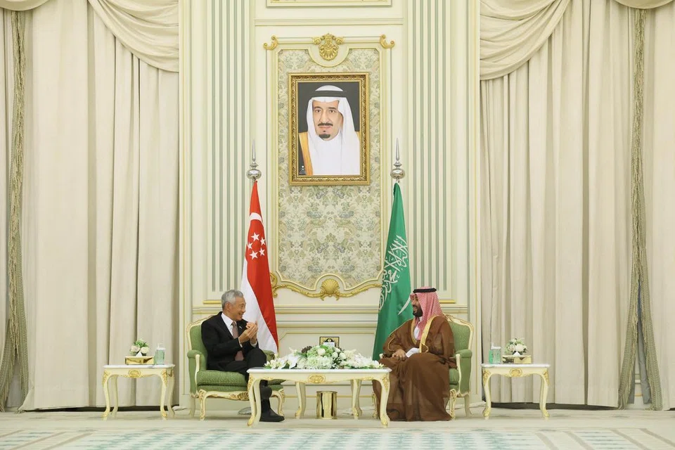 HUBUNGAN DUA HALA: Perdana Menteri, Encik Lee Hsien Loong (kiri), serta Putera Mahkota dan Perdana Menteri Arab Saudi, Putera Mahkota Mohammed Salman Al Saud, bincang usaha tingkat hubungan dua hala termasuk dalam bidang perdagangan dan pelaburan, tenaga hijau, ekonomi digital serta pembangunan sektor awam. Semasa pertemuan mereka di Istana Al Yamamah di Riyadh, Encik Lee turut dijamu makan tengah hari oleh Putera Mahkota Mohammed.