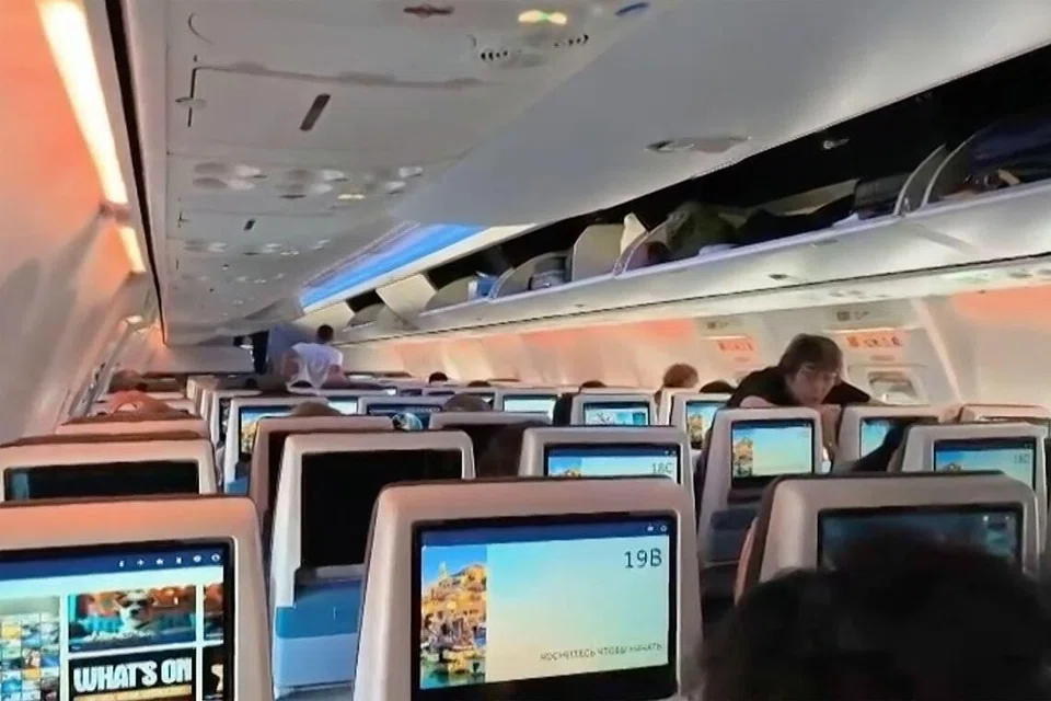 Penumpang berada dalam pesawat Flydubai FZ1073 di Lapangan Terbang Tabuk, Arab Saudi, pada 30 September 2026 sebelum meneruskan perjalanan ke Tel Aviv. Empat penumpang Israel membantu menundukkan pembantu juruterbang yang didakwa cuba mengambil alih pesawat selepas menikam kaptennya, Smit Machchhar.