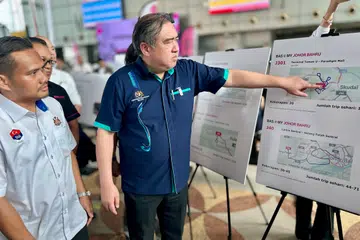 Menteri Pengangkutan Malaysia, Encik Anthony Loke Siew Fook (kanan), melihat peta laluan perkhidmatan bas awam Johor Bahru, BAS.MY. Hadir bersamanya ialah Pengerusi Jawatankuasa Kerja Raya, Pengangkutan, Infrastruktur dan Komunikasi Johor, Encik Mohamad Fazli Mohamad Salleh.