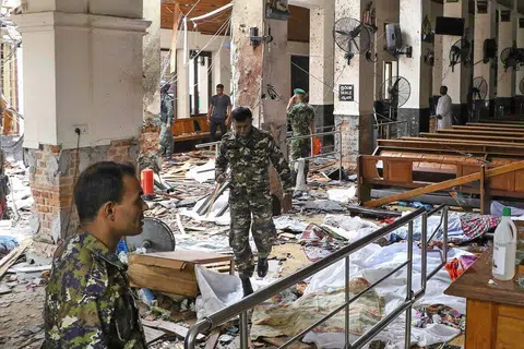 ANGKARA LEDAKAN BOM: Pegawai keselamatan Sri Lanka menjalankan siasatan di dalam gereja St. Anthony's di ibu kota negara itu di Colombo yang turut menjadi mangsa serangan bom semalam. - Foto AFP