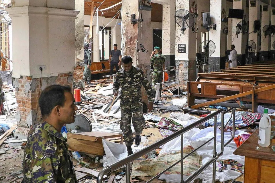 ANGKARA LEDAKAN BOM: Pegawai keselamatan Sri Lanka menjalankan siasatan di dalam gereja St. Anthony's di ibu kota negara itu di Colombo yang turut menjadi mangsa serangan bom semalam. - Foto AFP