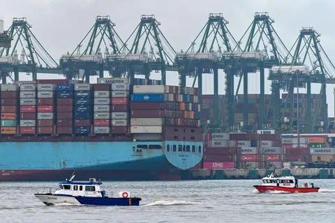 PSA Singapura sedang meningkatkan tenaga kerja dan kapasiti pengendalian kontena di tengah-tengah kelewatan penghantaran yang disebabkan kesesakan pelabuhan.