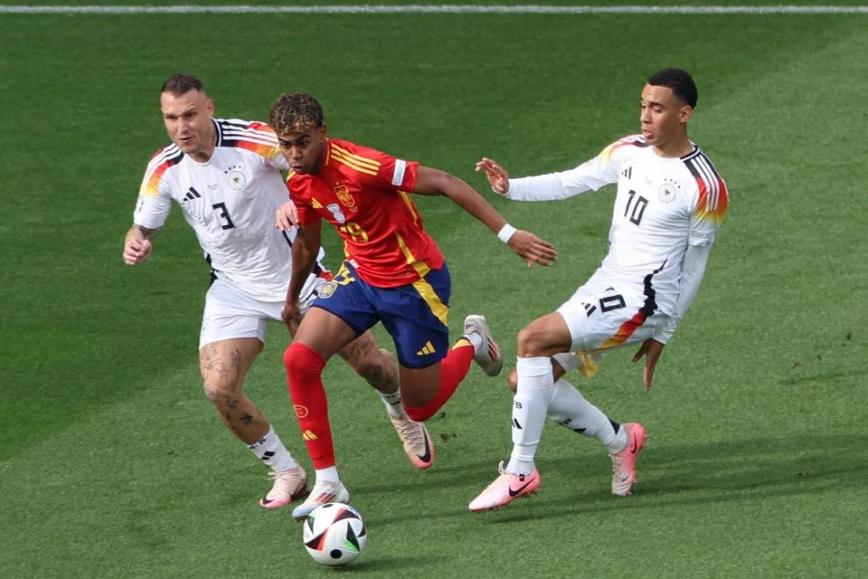 Bintang muda Sepanyol, Lamine Yamal (tengah), beraksi cemerlang semasa menewaskan Jerman di pusingan suku akhir. Yamal antara tonggak kekuatan Sepanyol apabila turun menentang Perancis di separuh akhir nanti.