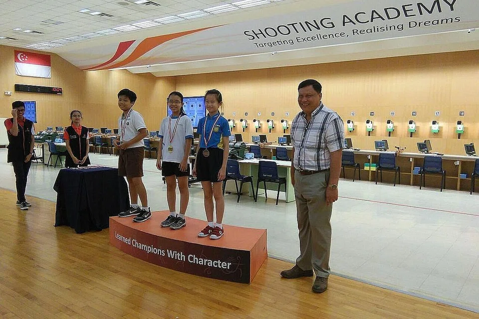SYABAS PENEMBAK MUDA!: Phoebe Chong (tengah) memenangi acara 'Shoot-Out' bagi 10 meter rifel angin sempena program Belajar Menembak (LTS). Bersama dalam gambar ialah presiden SSA, Michael Vaz (kanan). 