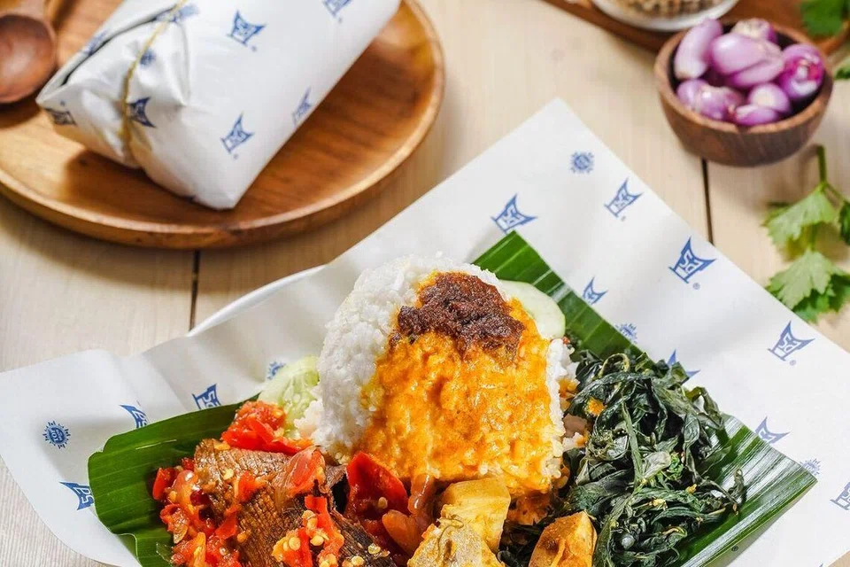 Hidangan nasi Padang lengkap dengan kuah gulai, gulai nangka, dendeng daging balado dan daun singkong antara sajian yang bakal ditawarkan di Restoran Sederhana.