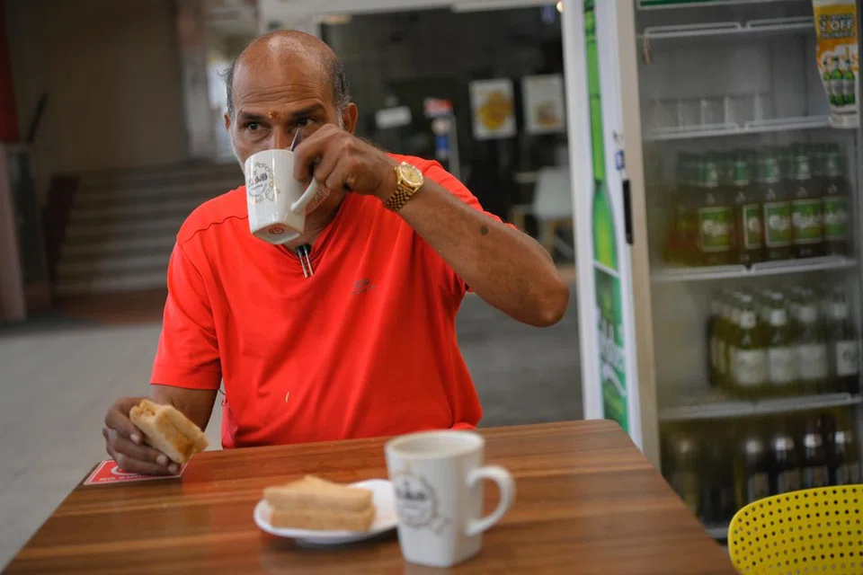 JALAN TERUS: Encik Kumar jarang berhenti untuk minum atau ke tandas semasa kerja.