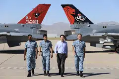 USAHA KERJASAMA: Timbalan Perdana Menteri, Encik Lawrence Wong (dua dari kanan), yang melawat detasmen Peace Carvin II RSAF di Pangkalan Tentera Udara Luke di Arizona, Amerika, menyaksikan pesawat F-16 RSAF yang ditempatkan di situ.