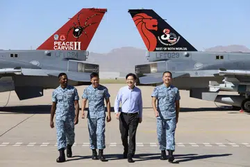 USAHA KERJASAMA: Timbalan Perdana Menteri, Encik Lawrence Wong (dua dari kanan), yang melawat detasmen Peace Carvin II RSAF di Pangkalan Tentera Udara Luke di Arizona, Amerika, menyaksikan pesawat F-16 RSAF yang ditempatkan di situ.