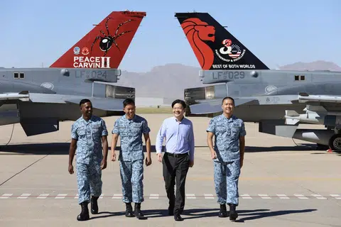 USAHA KERJASAMA: Timbalan Perdana Menteri, Encik Lawrence Wong (dua dari kanan), yang melawat detasmen Peace Carvin II RSAF di Pangkalan Tentera Udara Luke di Arizona, Amerika, menyaksikan pesawat F-16 RSAF yang ditempatkan di situ.