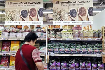 PILIHAN LEBIH SIHAT BERTAMBAH: Pasaraya utama di Singapura, seperti di NTUC juga memain peranan aktif menggalak pengguna beralih ke pilihan makanan lebih sihat. - Foto fail