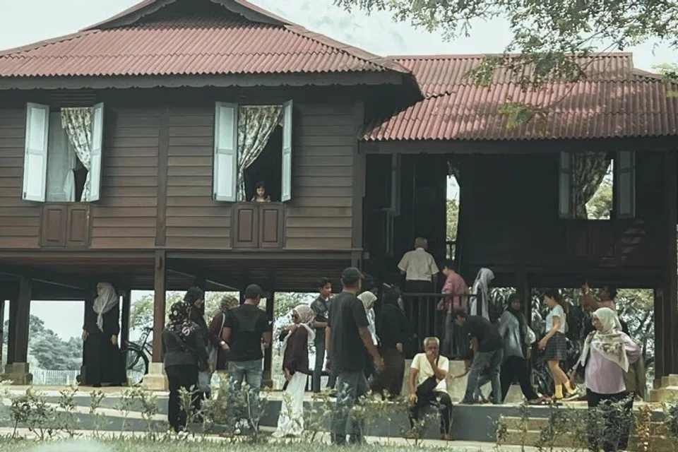 Rumah Lat yang yang dibina menggunakan kaedah seni bina tradisional turut dibina di Galeri Rumah Lat. 