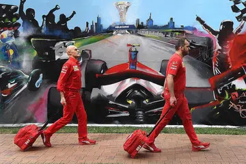 KEKELIRUAN: Anggota pasukan Ferrari tiba untuk mengemaskan peralatan mereka selepas Grand Prix Formula Satu Australia dibatalkan beberapa jam sebelum sesi latihan pertama. - Foto AFP