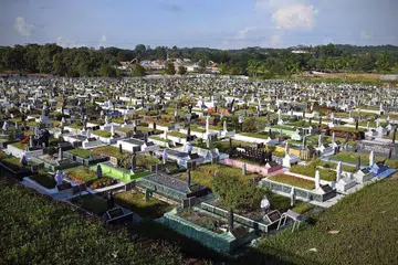 HARGA NAIK: Dengan ketidaktentuan ekonomi dan inflasi serta kos barang yang serba-serbi meningkat, ia telah mendorong beberapa syarikat pengurusan jenazah di sini untuk menaikkan harga pakej yang ditawarkan sejak awal tahun ini. - Foto fail