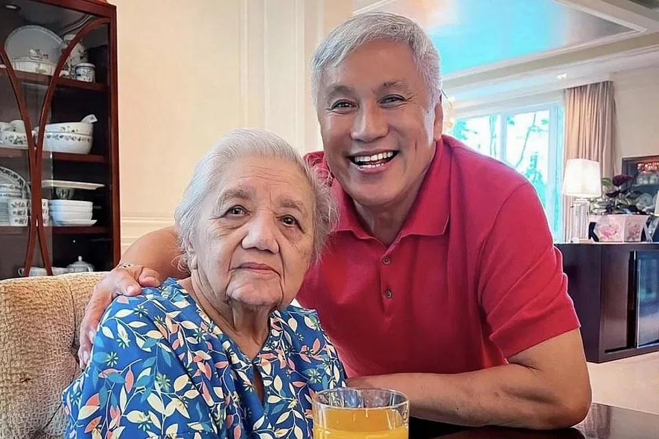 KASIH IBU: Cef Wan sering bergurau-senda dan berkongsi tentang ibunya di laman Instagramnya. - Foto INSTAGRAM CEF WAN