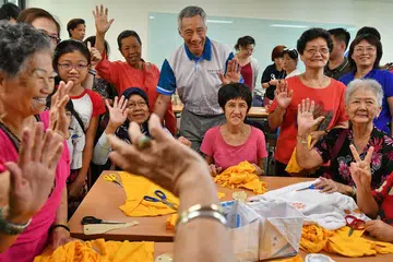 LEBIH BANYAK KEGIATAN: PM Lee menyaksikan penduduk yang sedang membuat kraf tangan menggunakan barangan yang dikitar semula di salah satu bilik kegiatan di Kelab Masyarakat Teck Ghee yang dipertingkat semalam.- Foto BH oleh LIM YAOHUI.